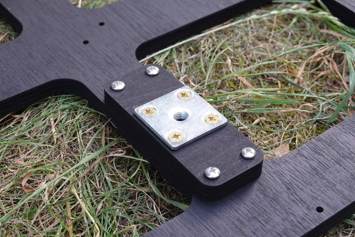 M8 mounting plate attached with spreader