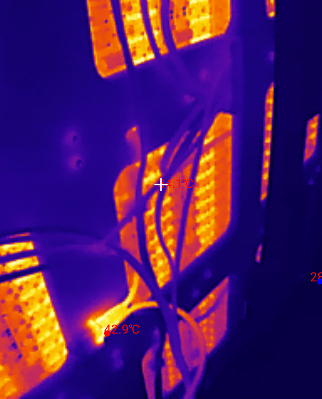 Thermal image of power distribution, wagos look cold, power switch is at 42.9C