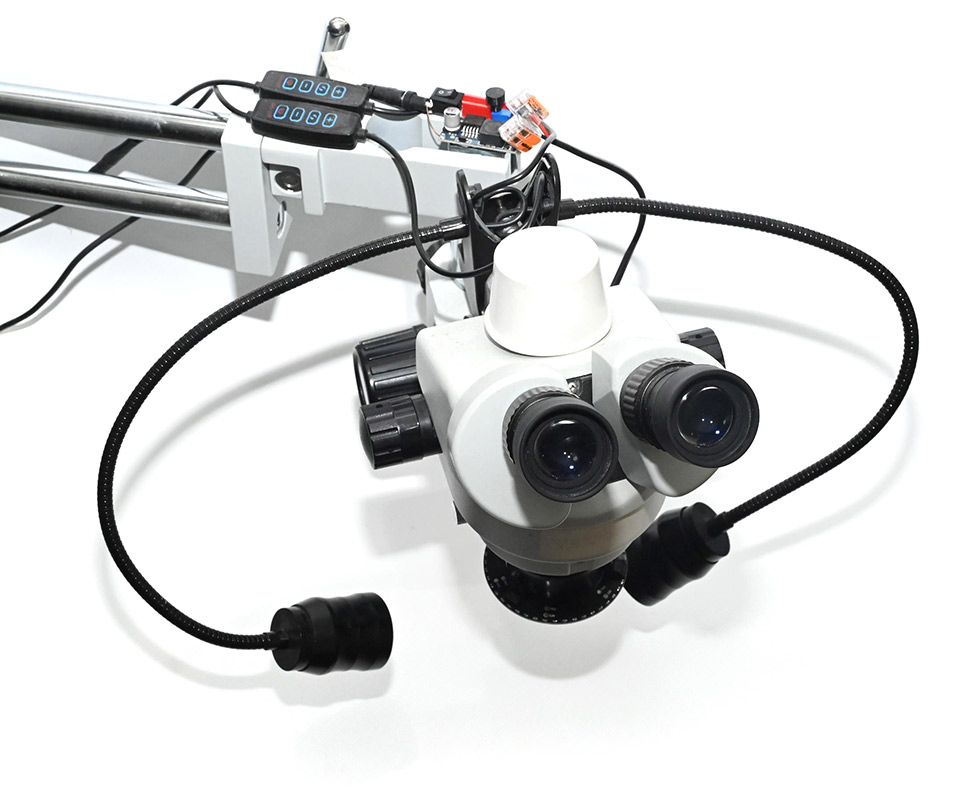 Microscope with ring light and both goosenecks fitted