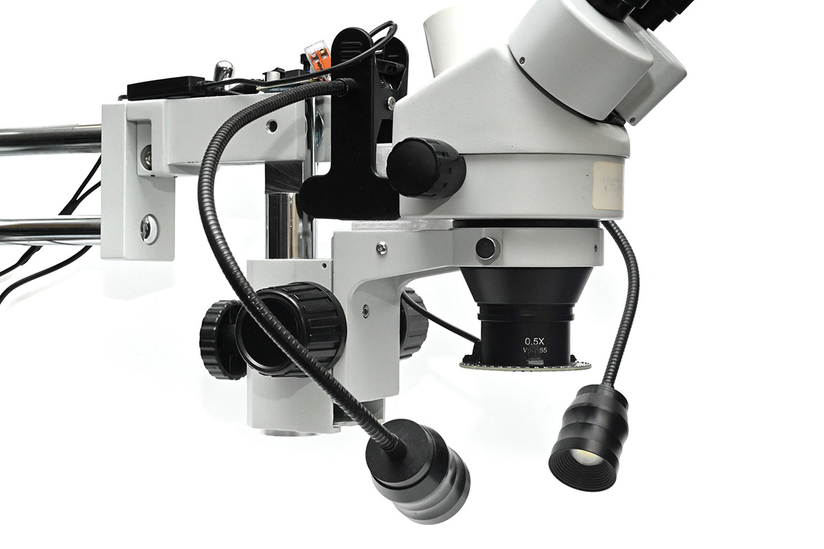 Microscope with ring light and both goosenecks fitted, side view