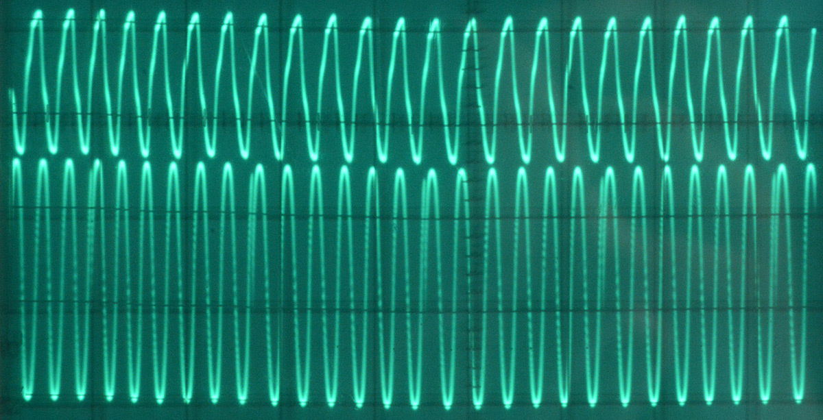 Oscilloscope trace showing discontinuity