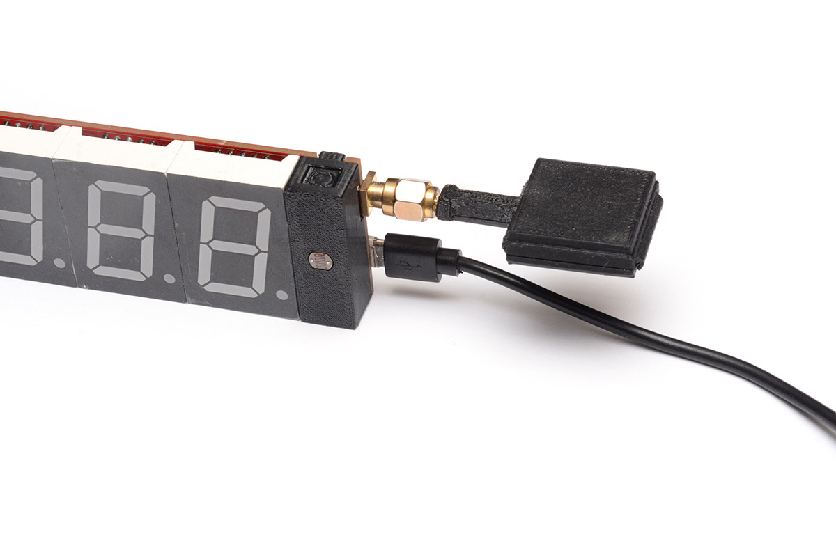 Patch antenna fitted to clock in unfolded position