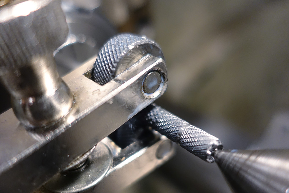 Closeup of the knurling tool in action