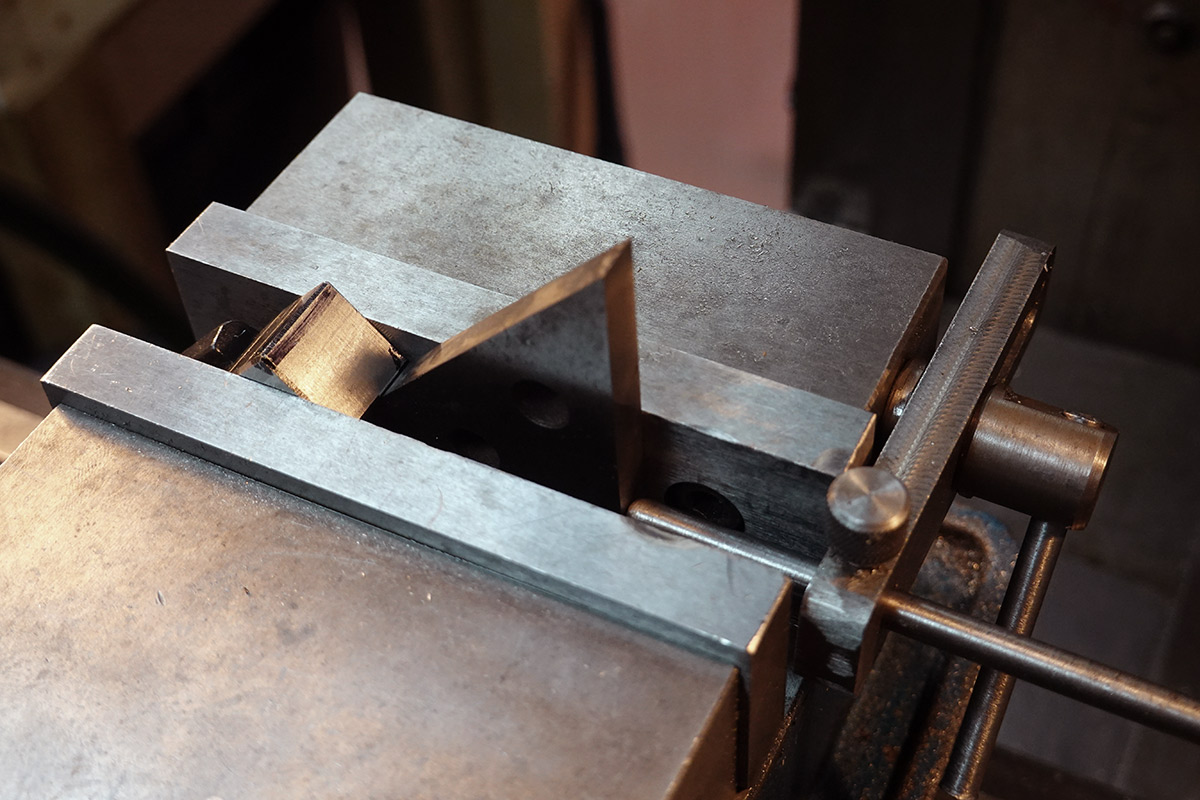 Cube in the vice aligned with an angle plate