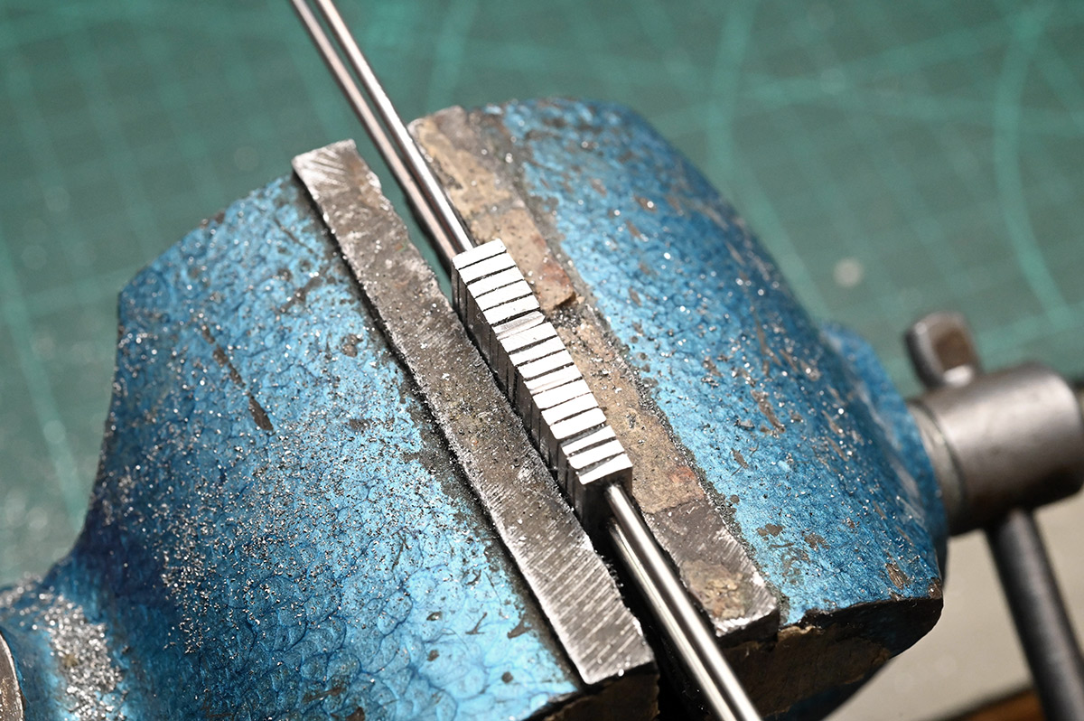 More filing of the linkages in the vice