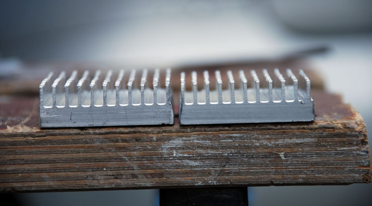 Edge view of the aluminium heatsinks