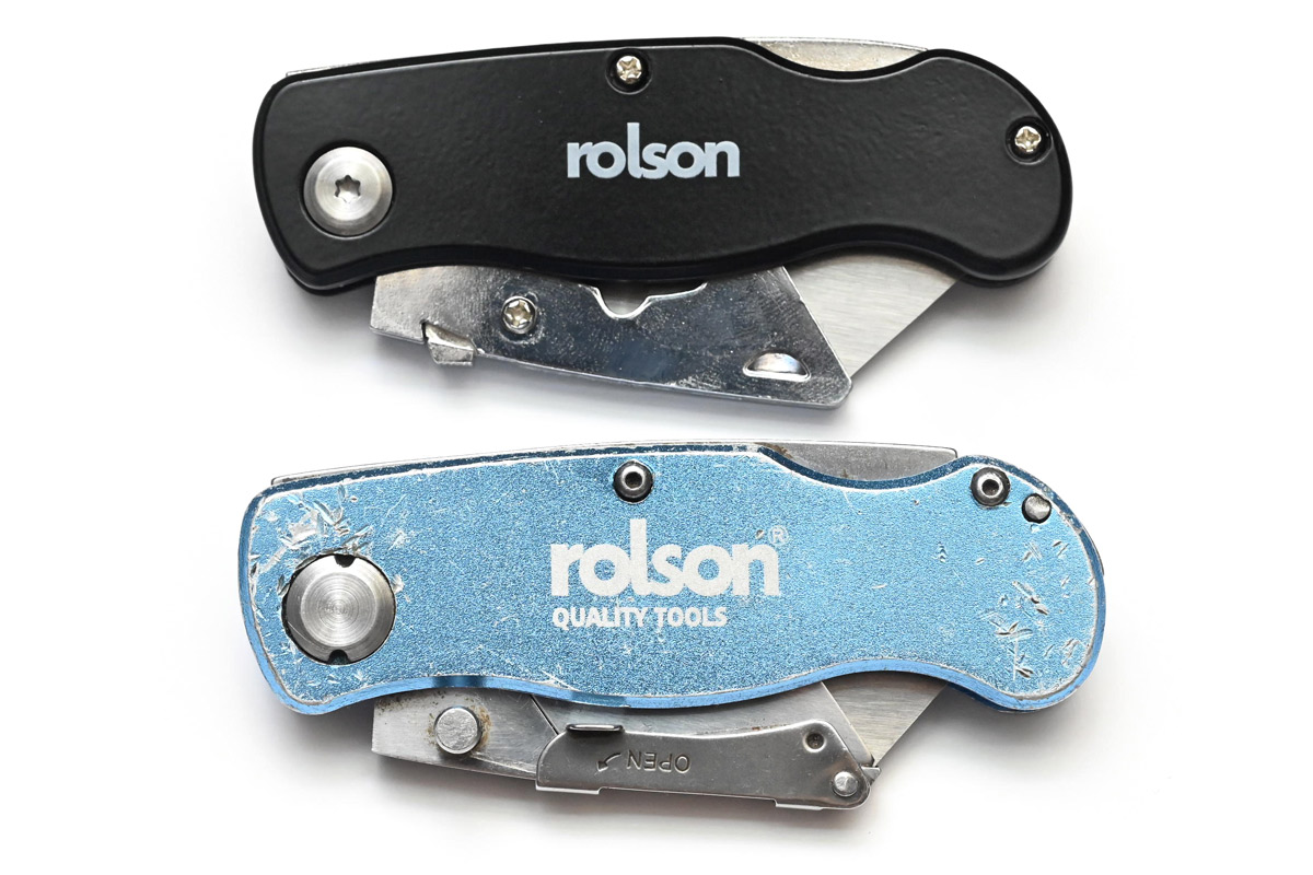 Comparison of the logo on the two knives